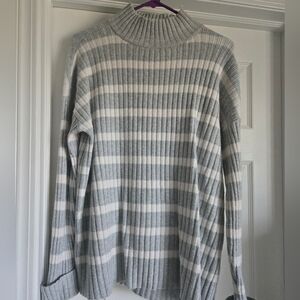 Loft Womens Size Small Gray/white Sweater